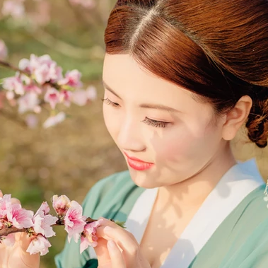 桃花樹下帶團扇女生頭像，唯美古風真人頭像