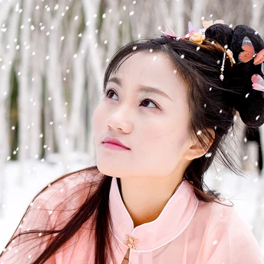 雪景帶傘紅衣女生頭像，唯美古風(fēng)真人頭像