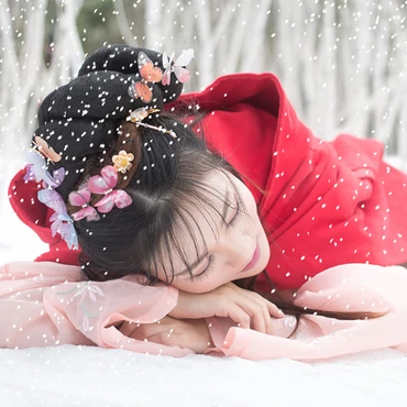 雪景帶傘紅衣女生頭像，唯美古風(fēng)真人頭像