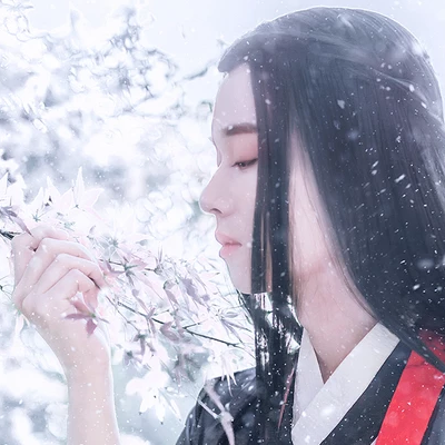 雪景翩翩公子帶折扇頭像，唯美古風(fēng)真人頭像