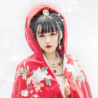 雪花飛舞紅衣女生頭像，唯美古風(fēng)真人頭像