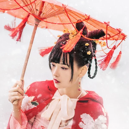 雪花飛舞紅衣女生頭像，唯美古風(fēng)真人頭像