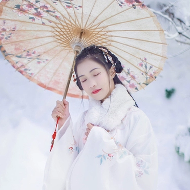 雪中團花帶傘女子頭像，唯美古真人頭像