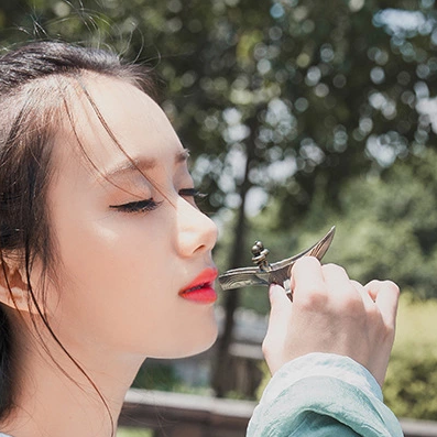 素衣女生喝酒頭像，唯美古風(fēng)真人頭像