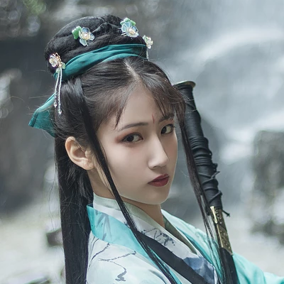 青玉流帶劍少女頭像，唯美古風(fēng)真人頭像