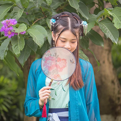 藍衣帶團扇女生頭像，唯美古風女子真人頭像