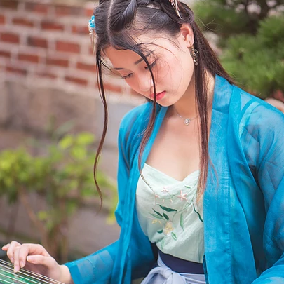 藍衣帶團扇女生頭像，唯美古風女子真人頭像